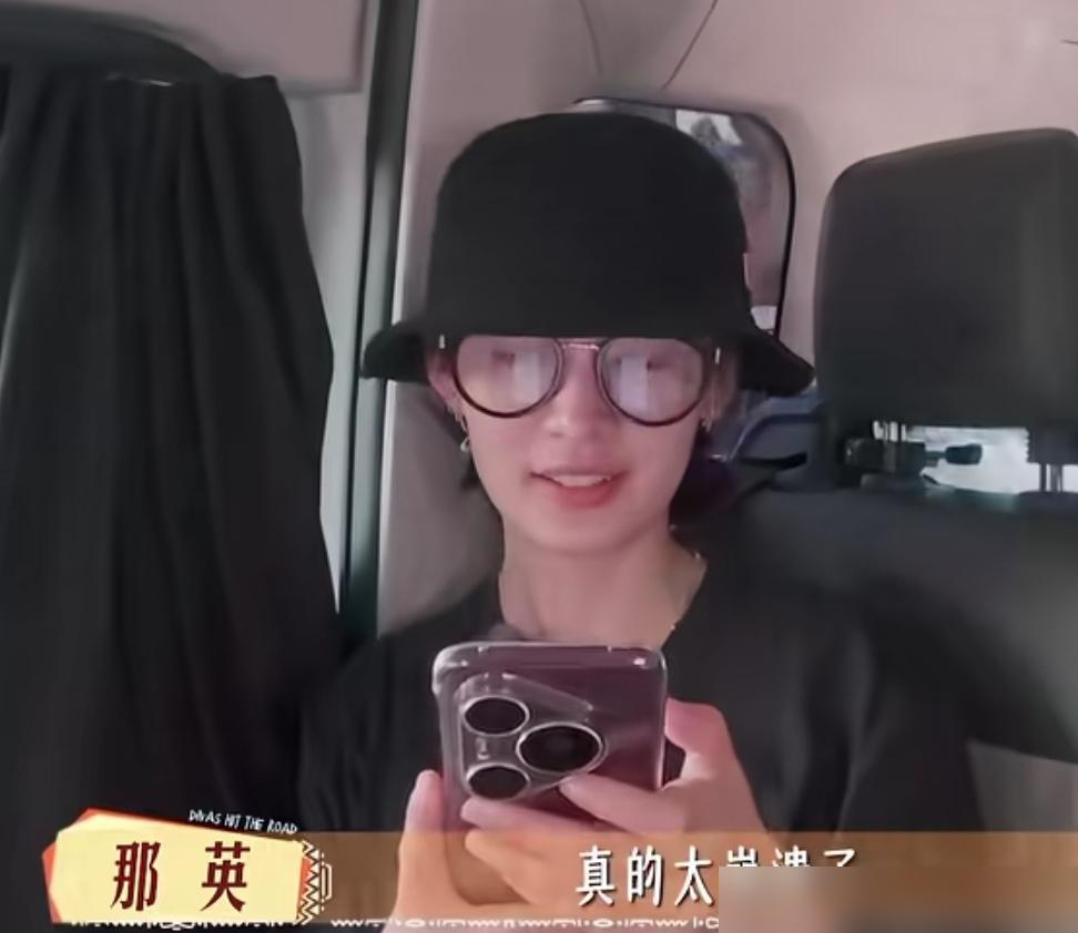 “那英素颜像70岁？”化妆师当面拆穿，她一句回怼把李沁吓傻！李沁脸都僵了，生怕