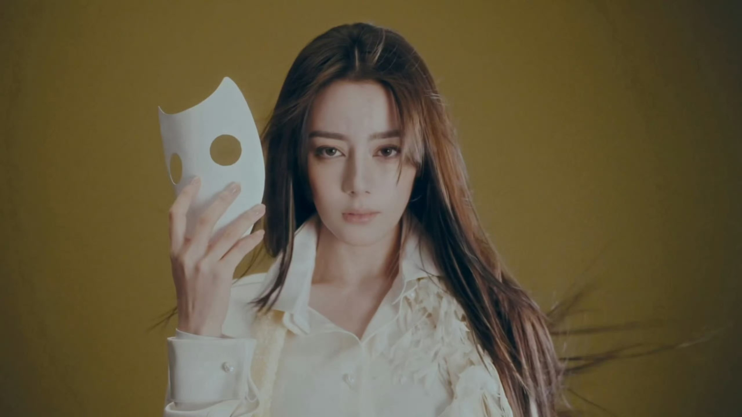 迪丽热巴时装银十封面来咯[吐舌头眯眼睛笑]​​​