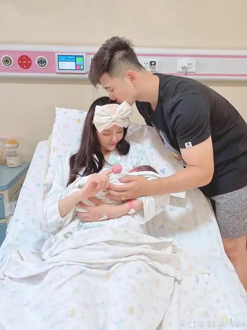 普通家庭从怀孕到娃10个月大三万起步，没有上限。普通家庭从怀孕到孩子10个月的总