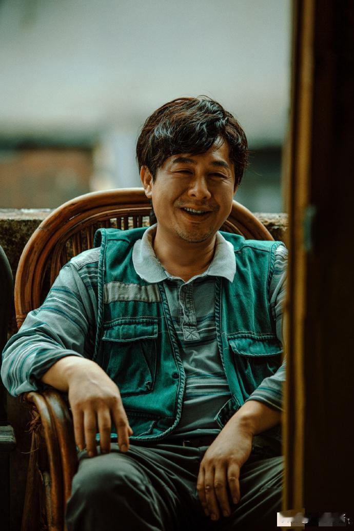 张颂文，这谁能想到？11月12日，49岁的张颂文，冲上热搜，这一次，不是因为