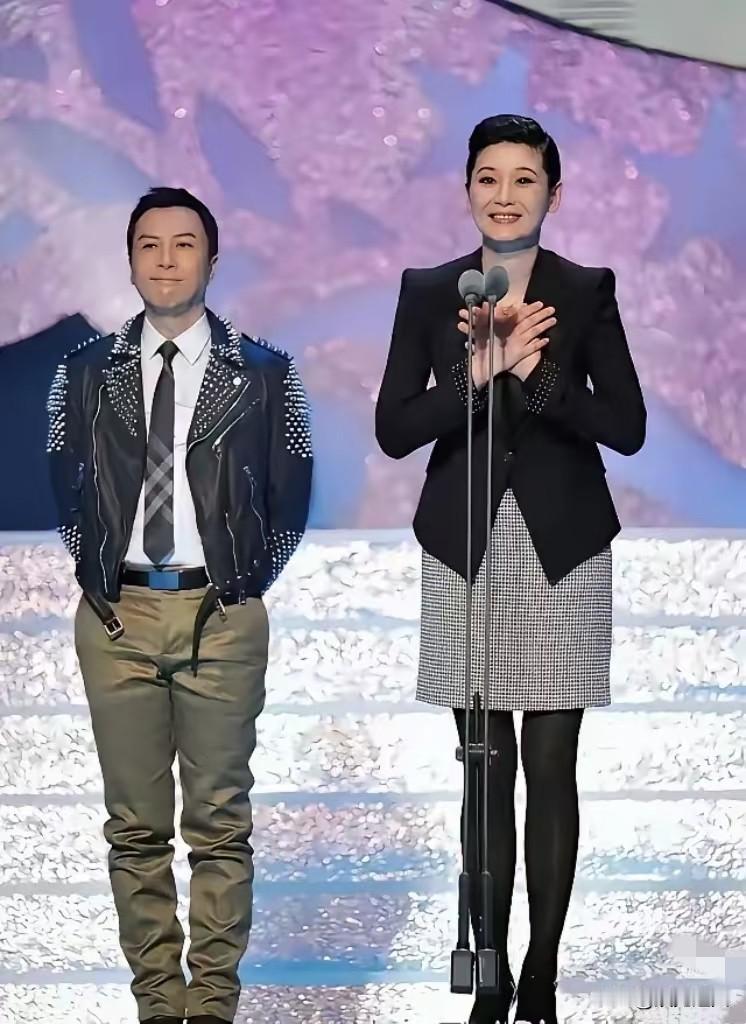 甄子丹173cm、徐帆171cm，官方身高差2cm，可舞台上徐帆看着比他还高挑？