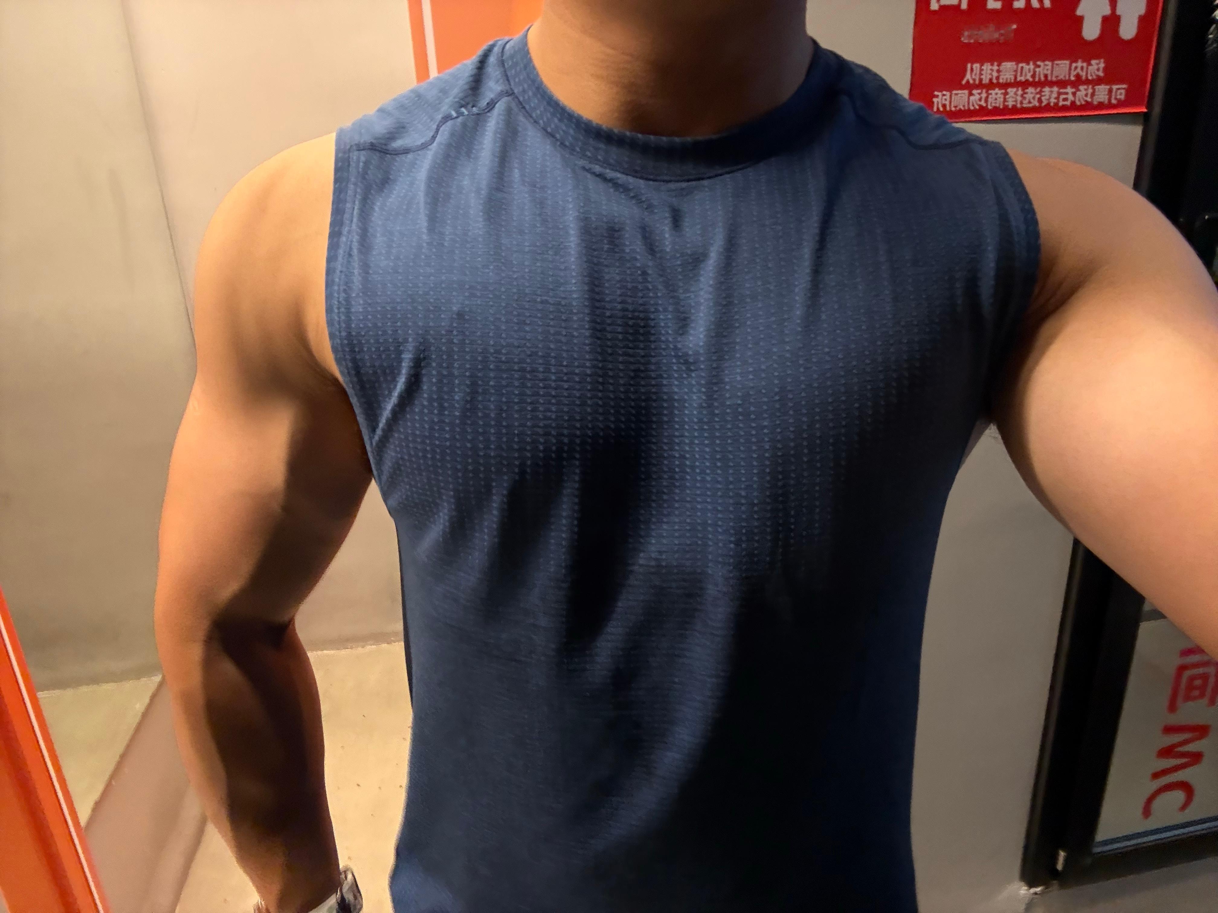 今天小练了一下手臂。💪前两天胸真的搞太猛了，现在还在酸真是神奇。健身