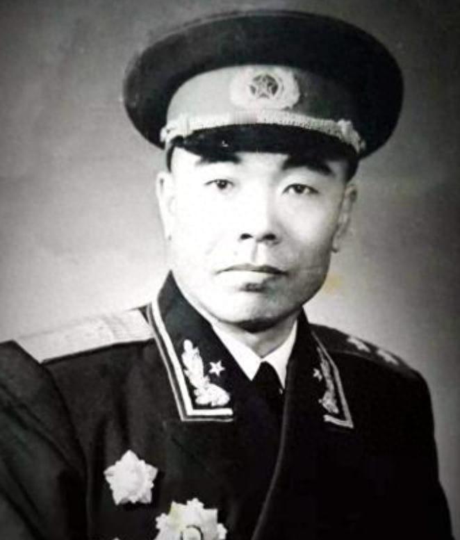 1951年，50军军长曾泽生从朝鲜战场回国，毛主席拉着他的手，一连夸了好几次：“