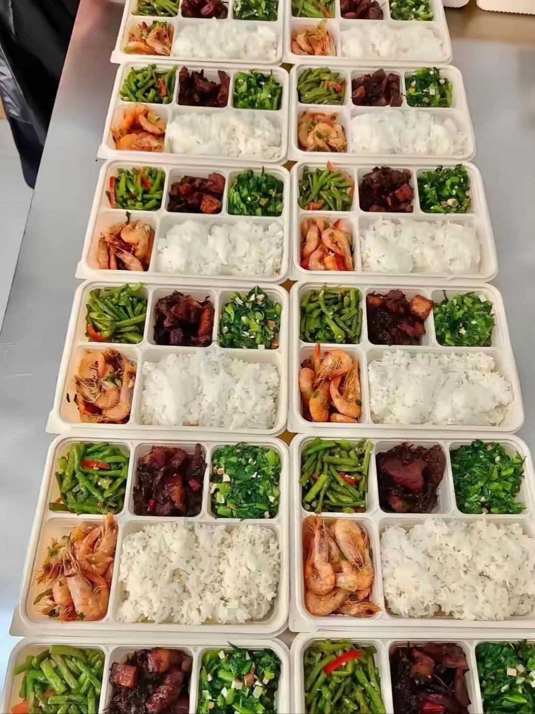 上个月辞职去摆摊卖盒饭，在工业园门口卖，早上11点半营业到1点，下午5点卖到8点