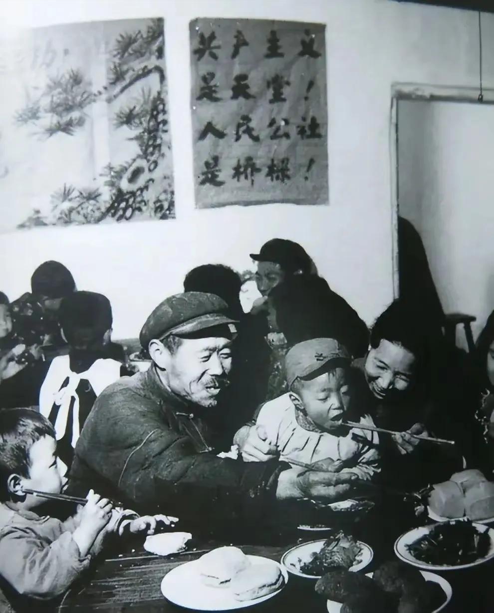 人民公社大食堂，吃大锅饭的日子。