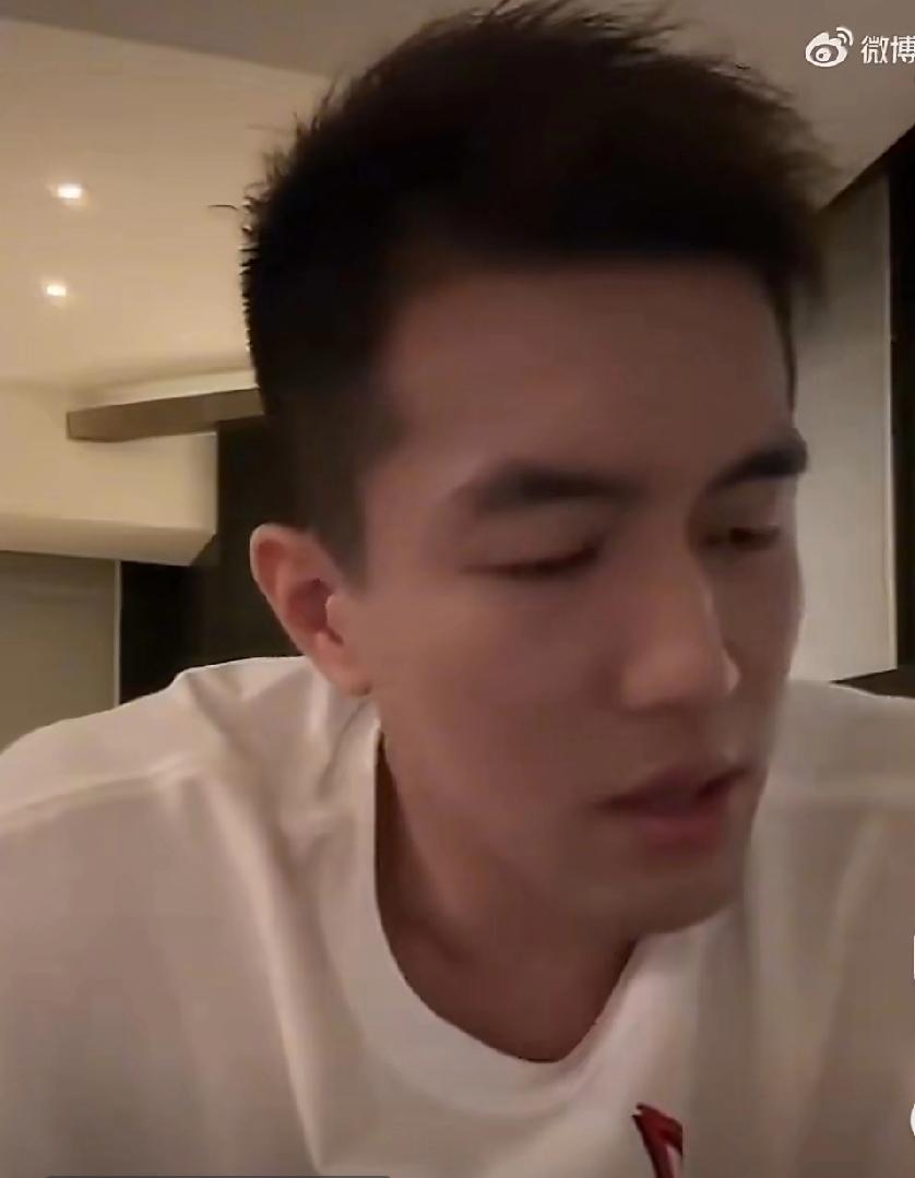 刚刚看到，郭艾伦又上了热搜，这次更倒霉：被骗了上千万。据悉，骗子系郭艾伦长期