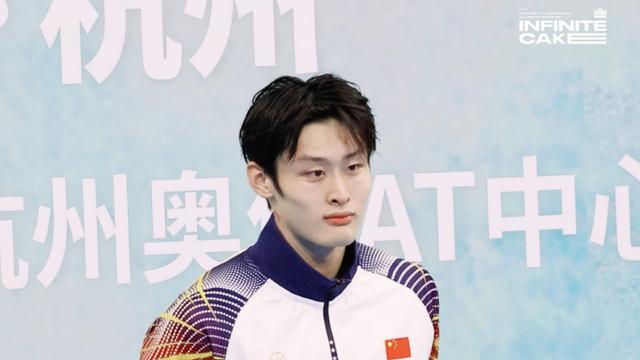 19个亚运新人，旁边站着32岁的汪顺。这是他的第五次。中国游泳队44人出征名古屋，一半是首次踏上亚运
