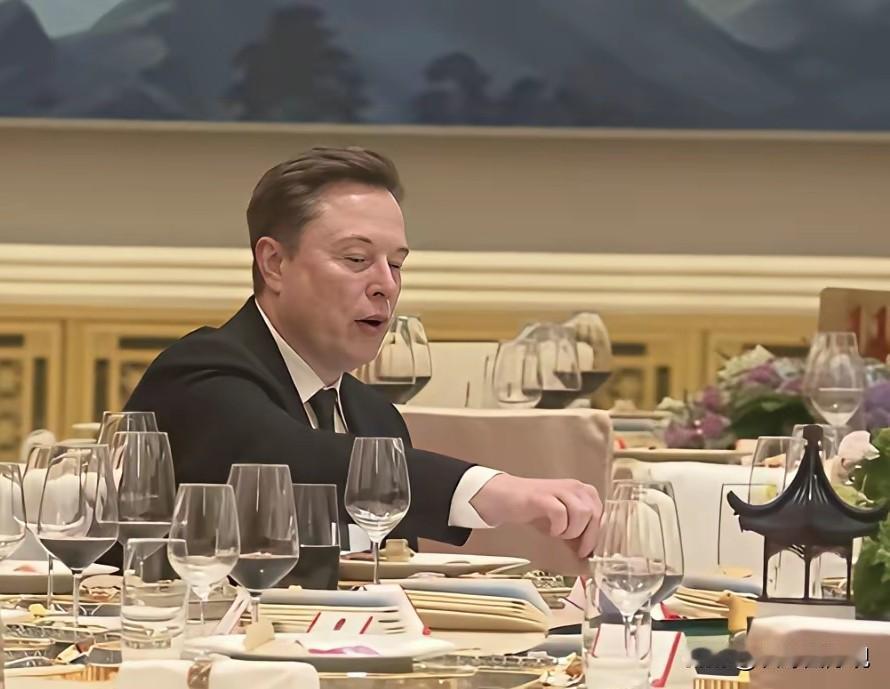 马斯克干脆一直没离餐桌！中国美食的吸引力。马斯克见到国宴美食，硬是没有控制