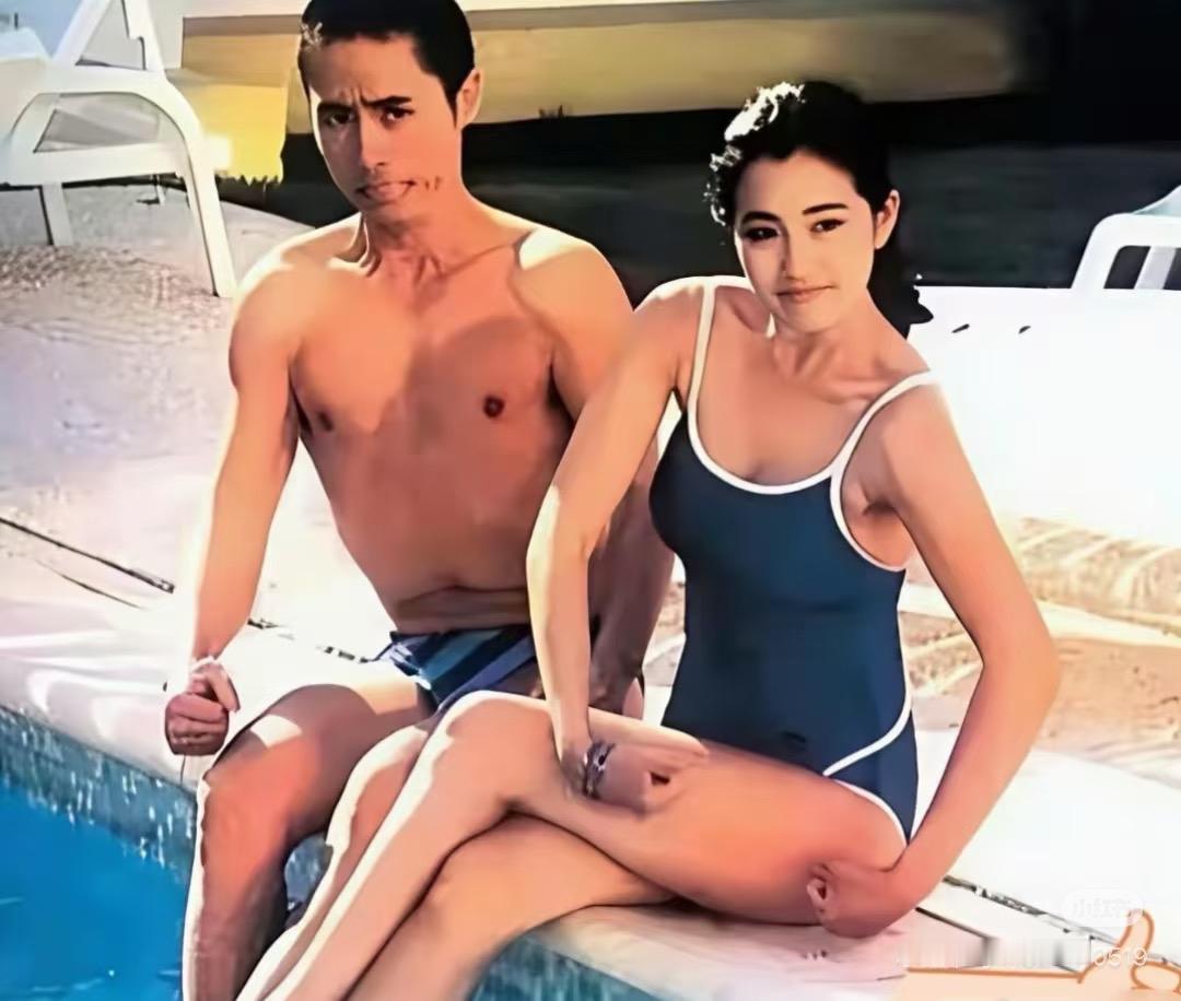 戛纳泳池，日光柔和。一张老照片，封存一段尘封的过往。彼时巩俐青涩灵动，张艺