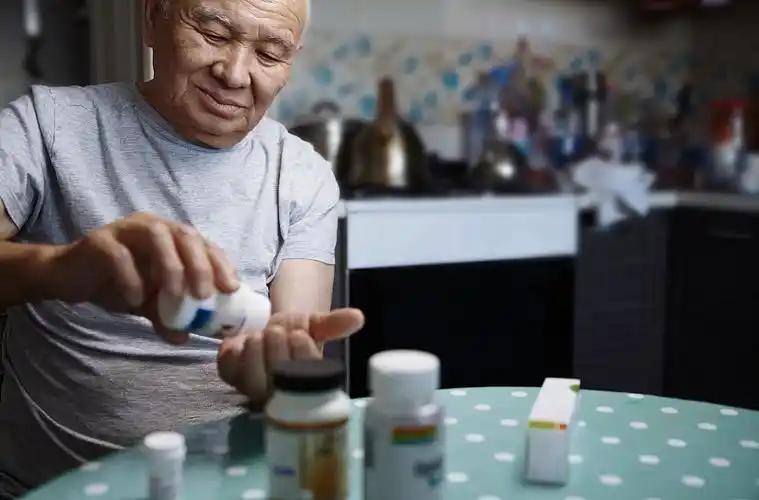 医生发现：那些常年吃他汀的人，过了75岁后，大多都变成了这样每年体检季医院总