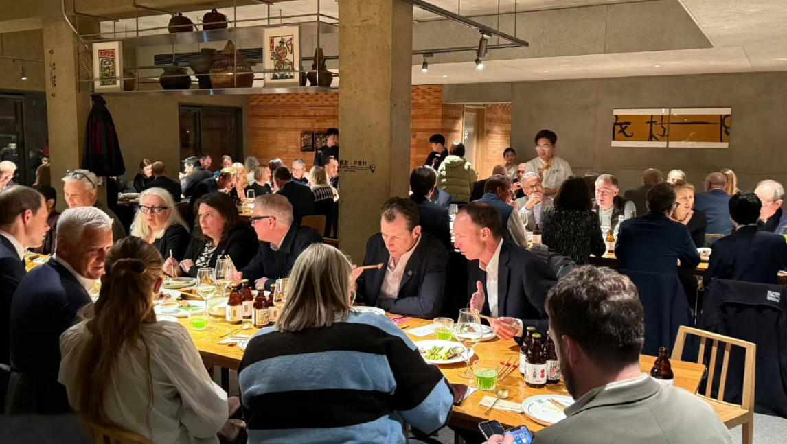 斯塔默在三里屯的这顿饭，恐怕比他在唐宁街10号吃的任何一顿都难以下咽！这不是