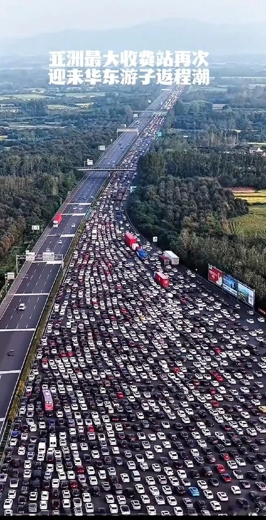 大年初六，亚洲最大的高速路口，也堵成了饺子，晚上的灯光更加壮丽，谁能想到返