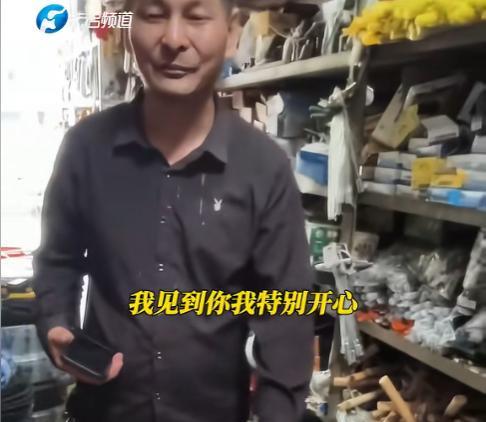 江苏，男子去五金店买东西，结账时被老板娘盯着看！男子有点慌，以为对方有什么想法，