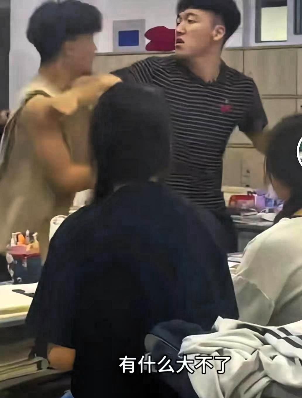 浙江一位男老师因为离婚患上抑郁症，想请假修养一段时间。去班里上最后一节课时，两个