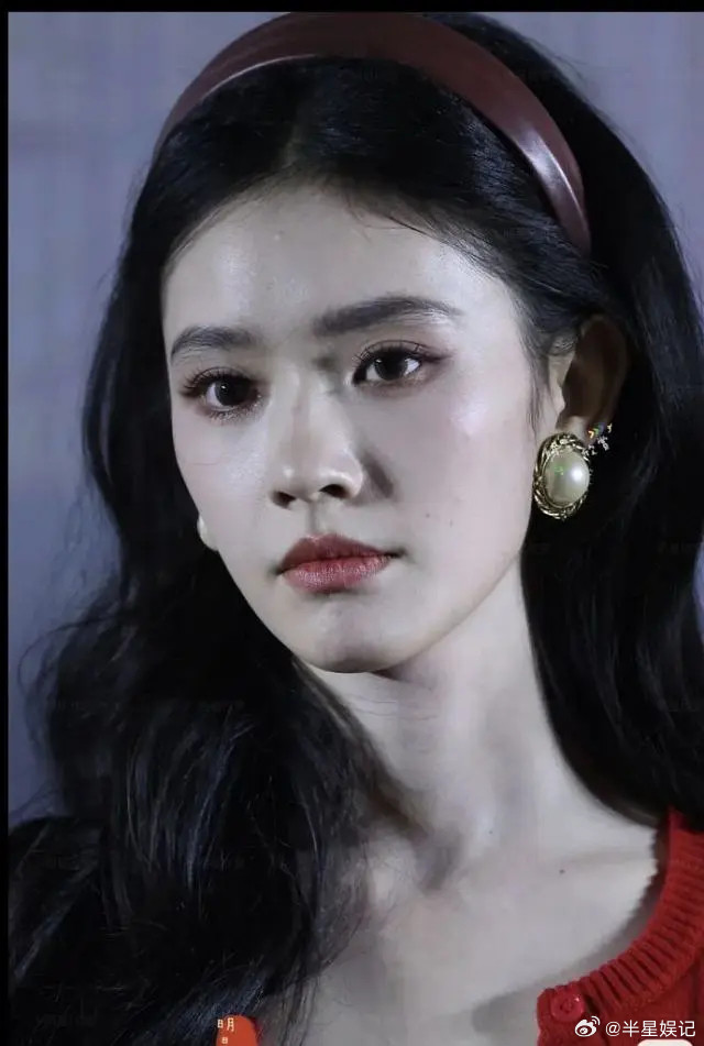 林允居然压住了章若楠，变美这么多🙉