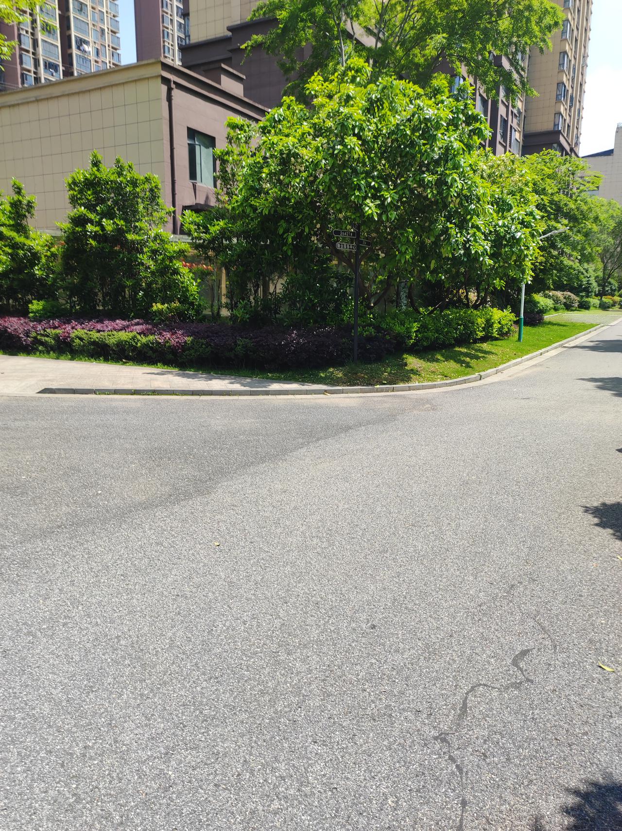 今天是我上班的第三天！上午九点，我正在打扫楼道，班长打电话问我在哪儿了？我回