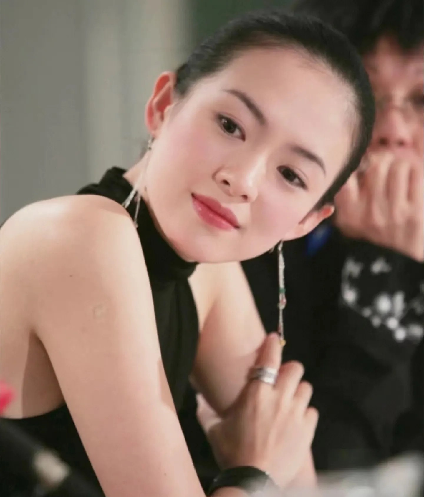 有点同情章子怡了，因为她被雷佳音狠狠上了一课，她以为自己是国际影后，以为自己