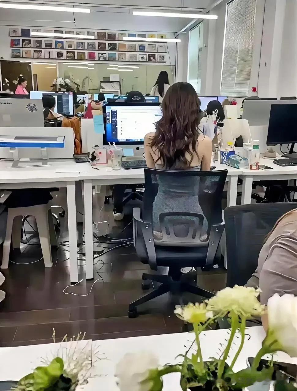 这好身材就不用看脸了吧？！