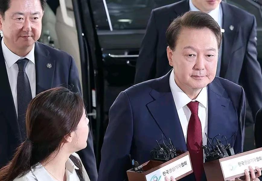尹锡悦终于服软，恳请被释放！据韩媒消息，韩国尹前总统在7月18日的法庭拘留必要