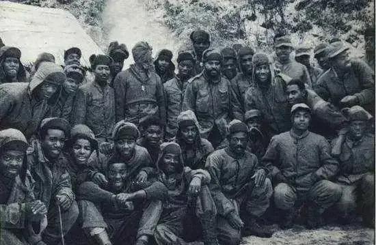 美军被围，志愿军喊话缴枪不杀，敌黑人连长挥舞着白旗投降，上面写着：148抗美援