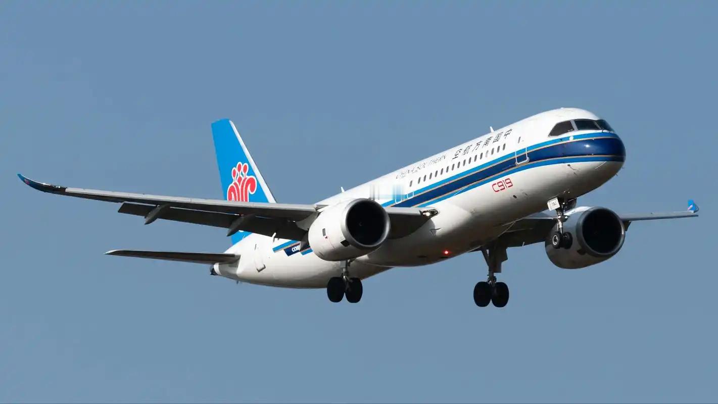 记录国产大飞机10年十年追一架飞机，镜头里的C919从模型腾空成真。记得工程师凌