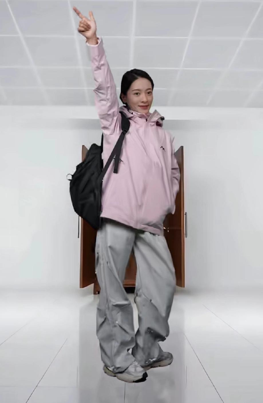 与辉同行的预告片拍的是越来越有意思了！安安的预告片真的是美极了！酷毙了！10月