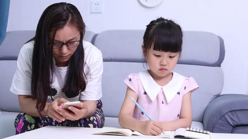 孩子学家长沉迷手机可太闹心了。据调查，超70%孩子每天用手机超2小时，30%甚至