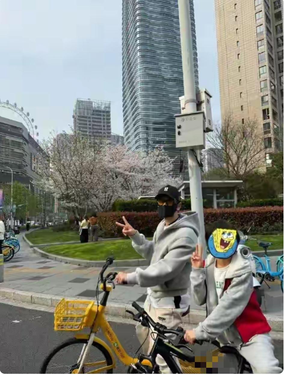 清明假期，黄晓明晒出和九岁儿子小海绵春日骑行照片！从照片中可以看出，黄晓明骑