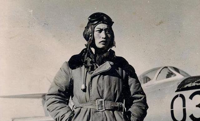 1945年秋，东北某地，一支数百人的日本空军部队，被八路军彻底包围。战场尘埃