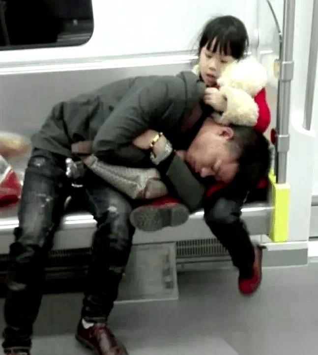 一个大男人，在晃晃悠悠的地铁上，累到把头枕在自己女儿小小的腿上睡着了。就这一幕