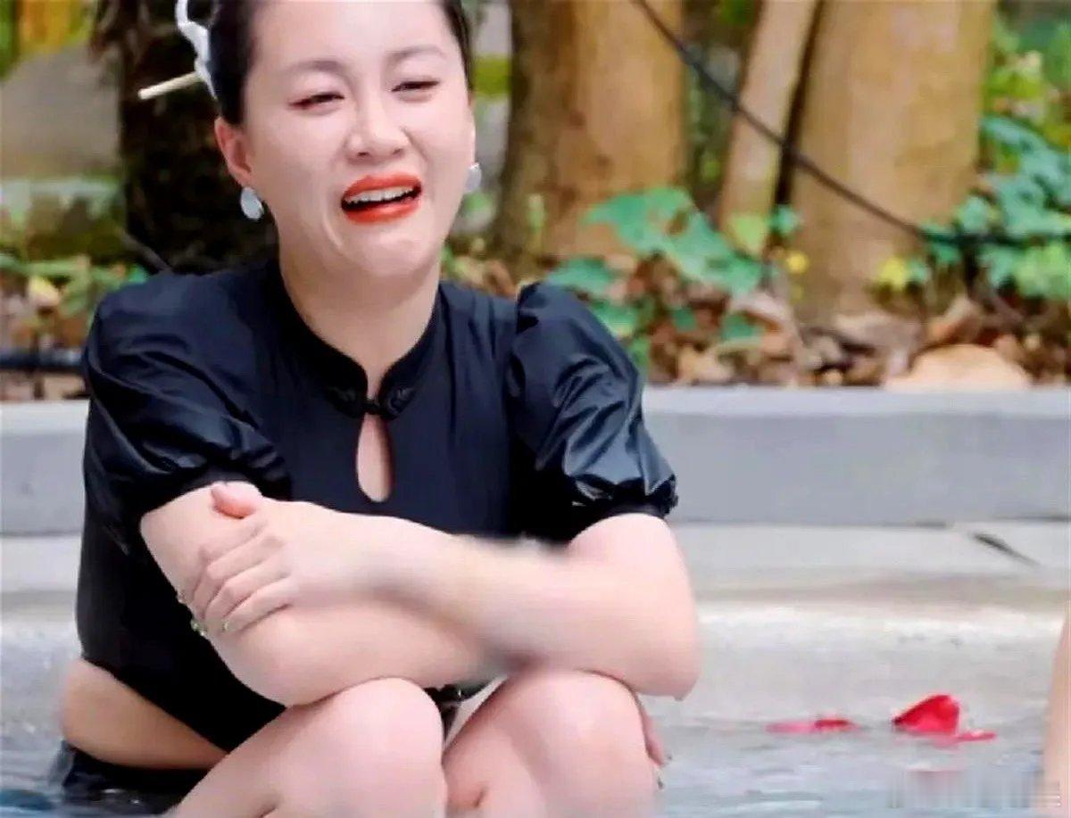 黄圣依说：“我生两个孩子都是顺产，而且我一点麻药都没打。”李嘉格听完眼睛都瞪圆了