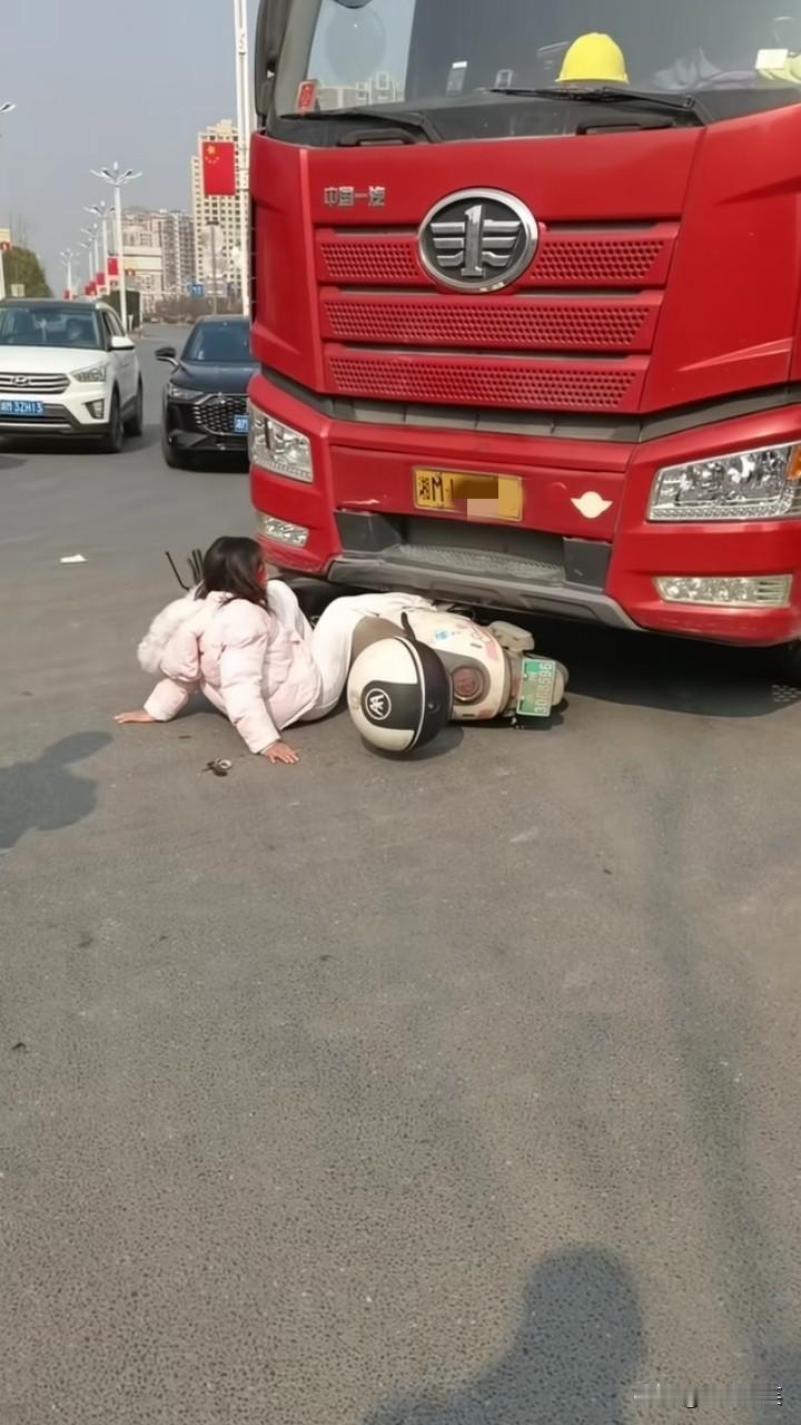 千万别再逆行了！2个女孩骑着小电驴逆行过马路，与一辆右拐的大货车相撞！还好大货车