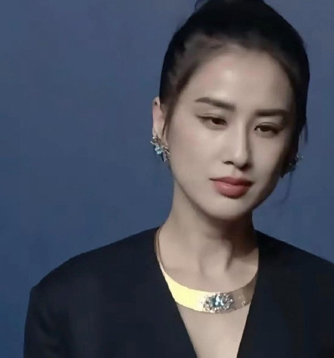 事实证明，真正抗老的是长脸，而不是圆脸。看黄圣依这脸型和骨相，都没有法令纹。
