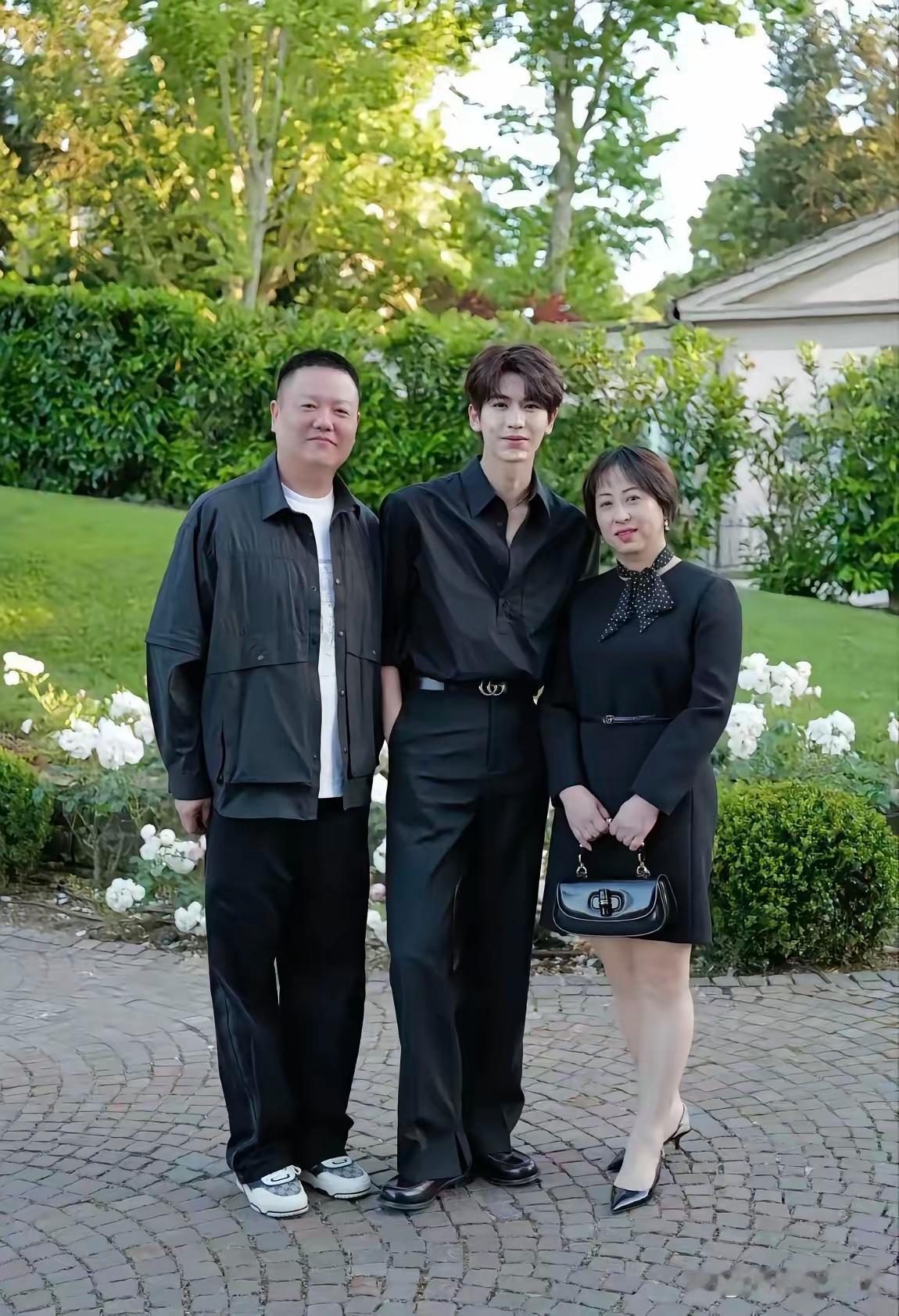 张凌赫妈妈晒与儿子合影，全家福首曝光有网友有张凌赫妈妈的社交账号，看到张妈妈晒出