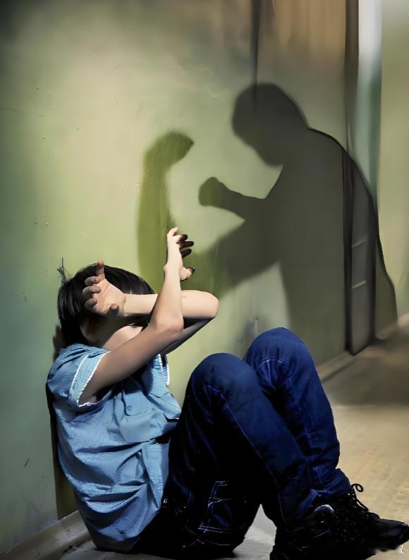 女儿初中时，遭遇校园霸凌！我出生在一个贫困的农村家庭，幼年丧母，因家贫初中毕业后