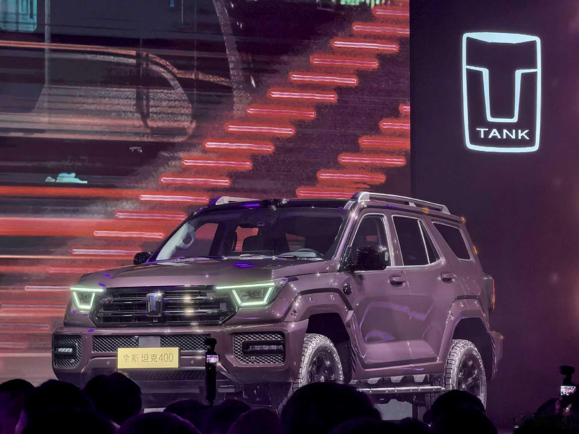 我看到坦克400预售价30.98万起，只有两个版本，价格紧凑，定位清楚。