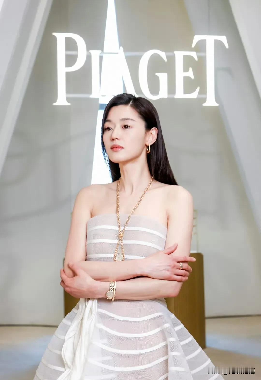 时间只会让全智贤变得更加美丽和有气质。最近，女演员全智贤前往中国，出席了她担任