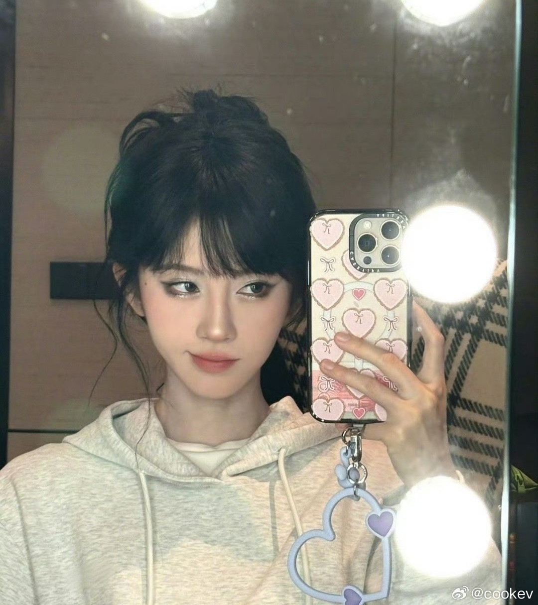 笑死我了，原来不止我会在手机壳后面塞钱…明星也一样会啊