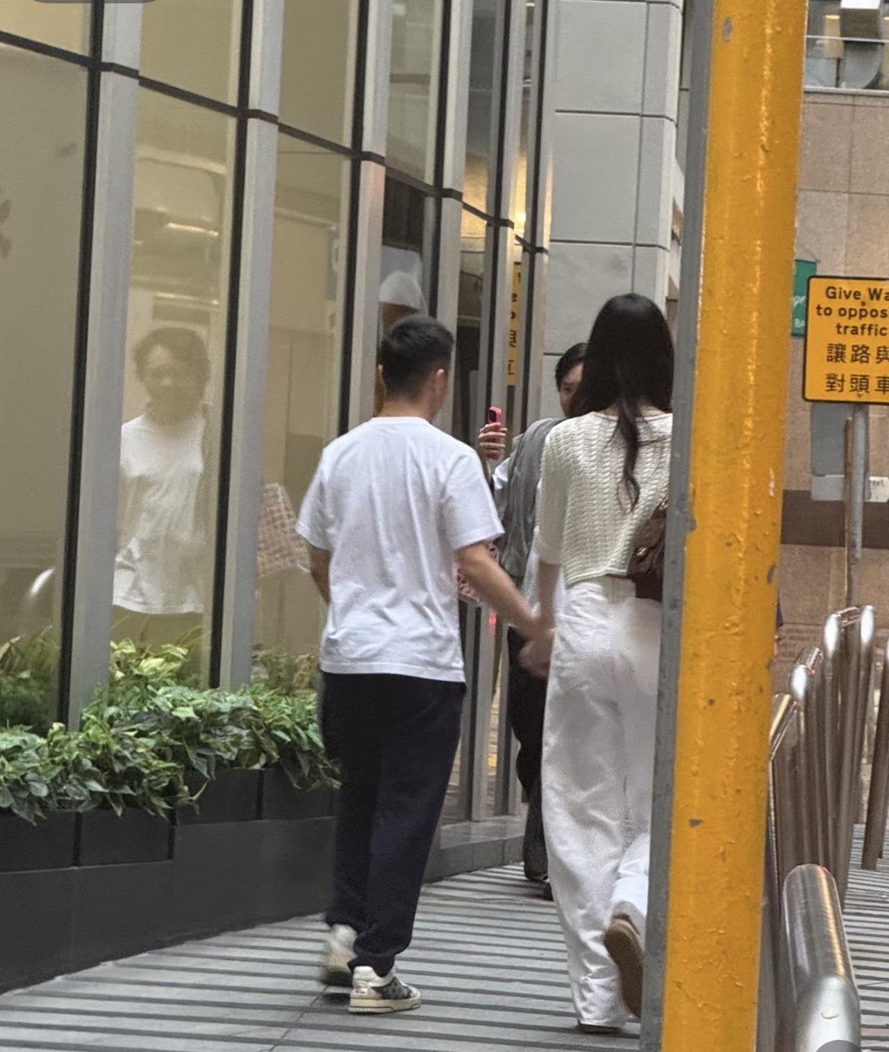 奚梦瑶夫妇七夕节现身香港街头，手拉手逛街好恩爱，奚梦瑶比何猷君高半头，像牵着“小