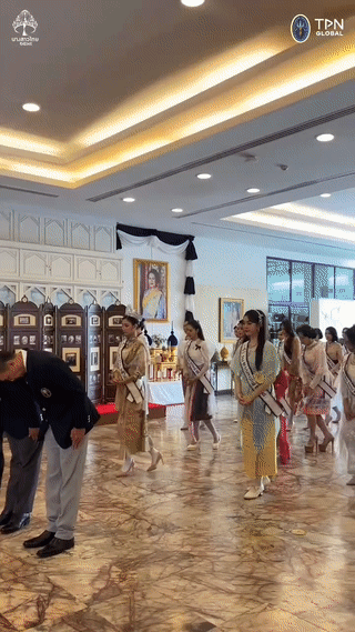 这是泰国🇹🇭2026年选美大赛的佳丽们正在活动现场参加祈福仪式。泰国美女在