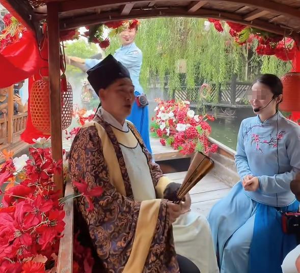 "在台儿庄唱这歌，合适吗？"2026年秋，朱之文一段古城古装演唱旧视频被重提，正