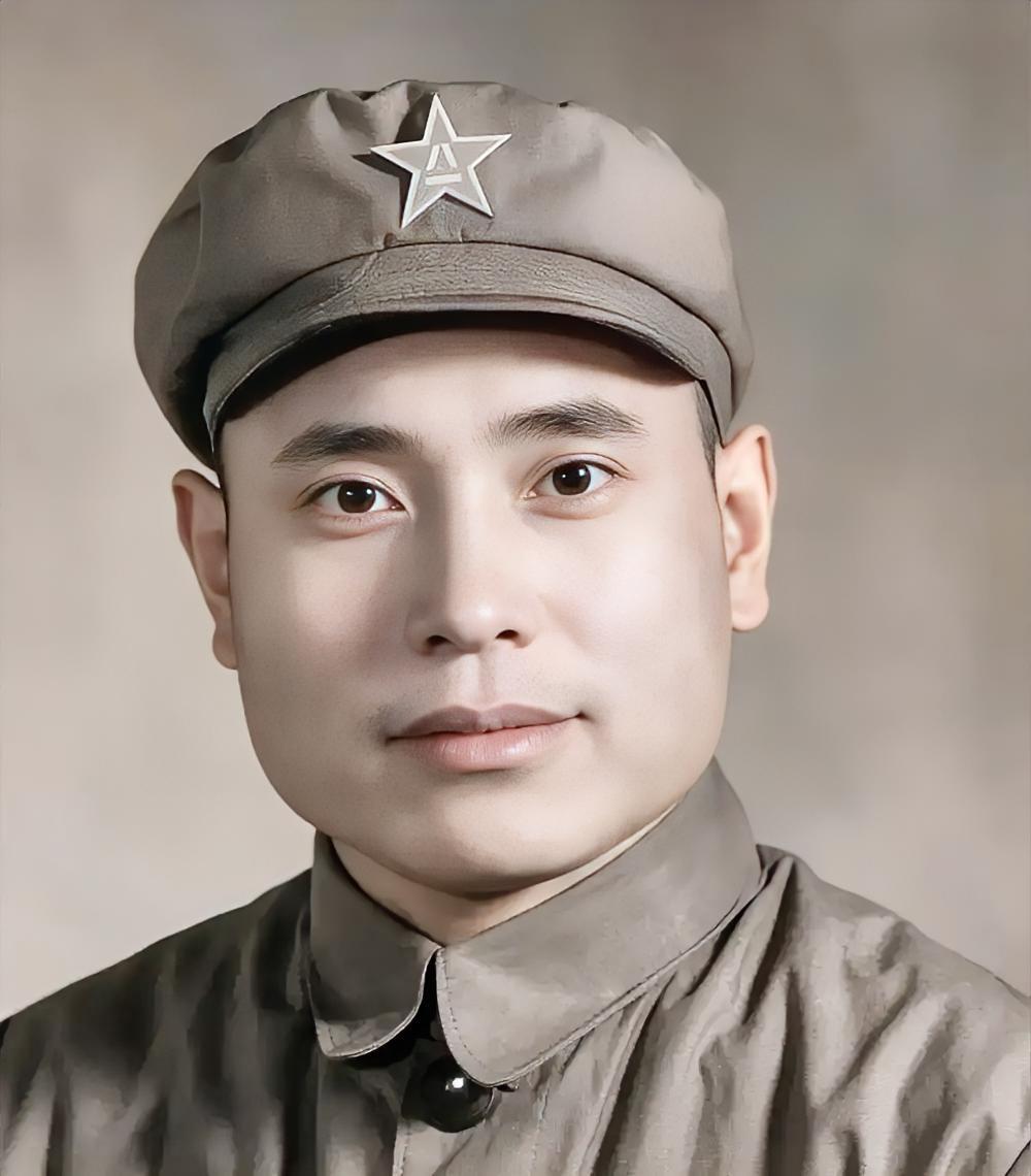 他是抗日英雄范筑先的女婿，他曾和彭雪枫将军是同学，王近山将军曾是他的副手。