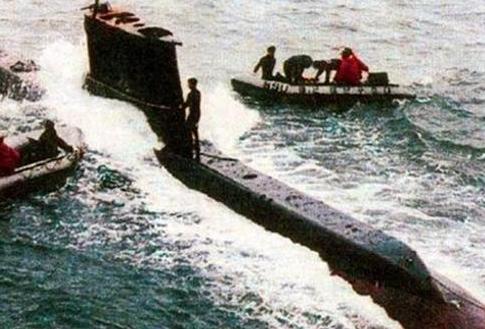 1996年，一艘朝鲜潜水艇搁浅在韩国东海岸，韩国立马派4万名军警进行围捕，行动持