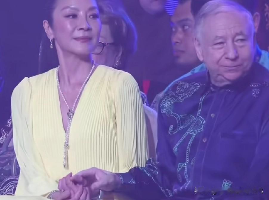 哎哟，刚刷到杨紫琼跟老公看演出的图，我直接愣住！女神啊，咱真不差钱，咋找了个“爸