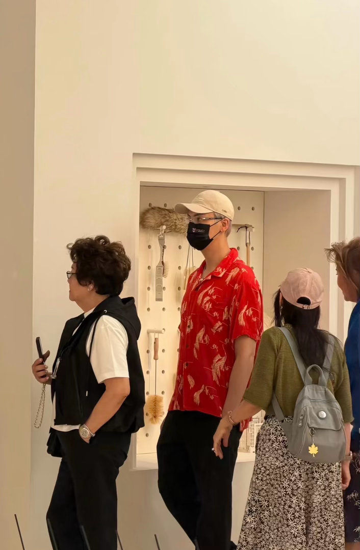 网友偶遇陈伟霆带妈妈逛街​​​