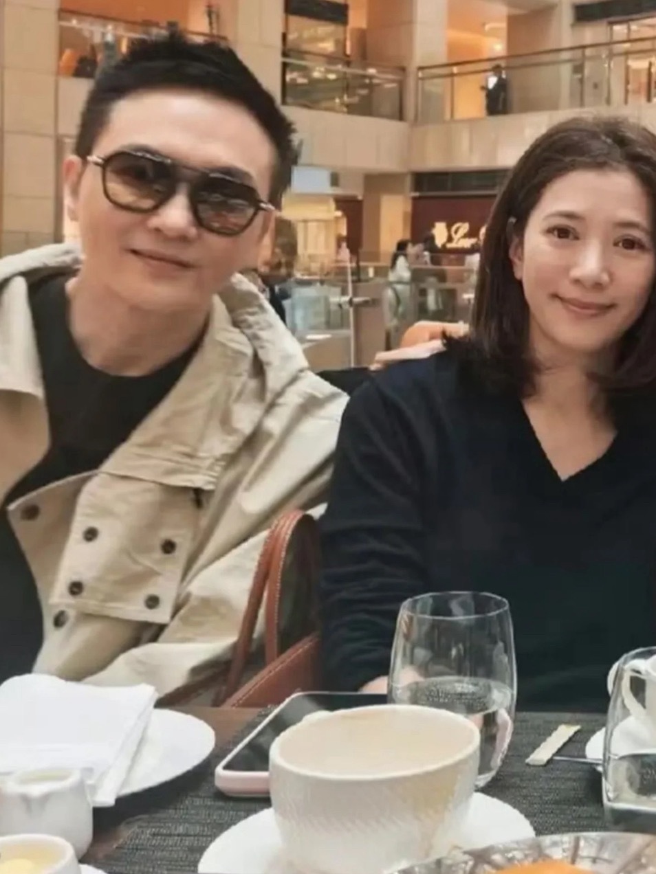 当55岁张智霖染了黑发一下年轻了20岁