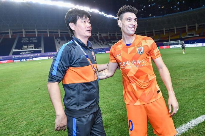 宿茂臻李霄鹏当年都是30岁正值巅峰退役！山东鲁能俱乐部当年有韩鹏要用了，建议宿茂