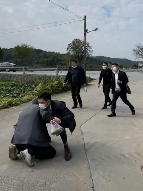 泪目了！浙江余姚一大爷因街边摆摊被罚，到执法大厅缴费时，他低声询问能否少罚点，并