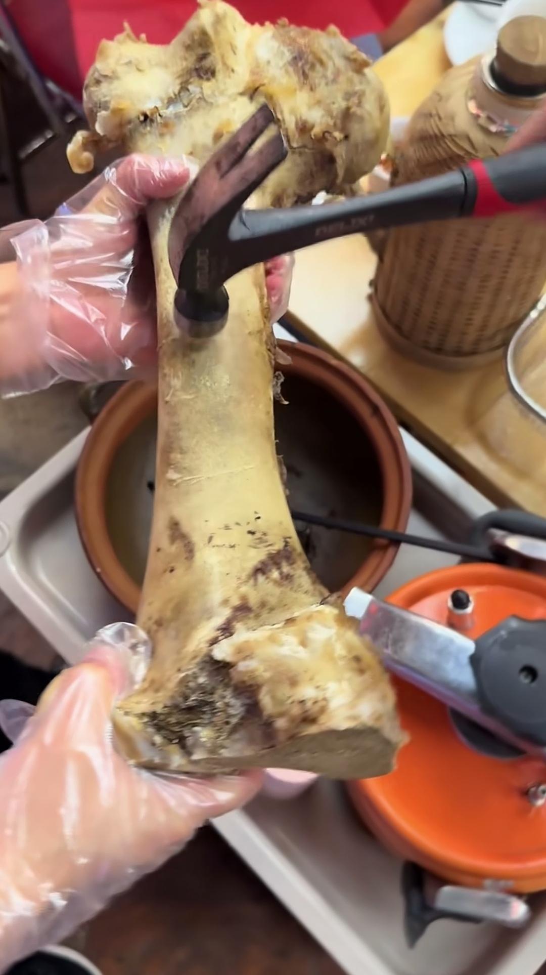 吃完骨髓想打包，饭店为何不让带走骨头？不少人在饭店品尝完酱骨髓后，心中都会泛起