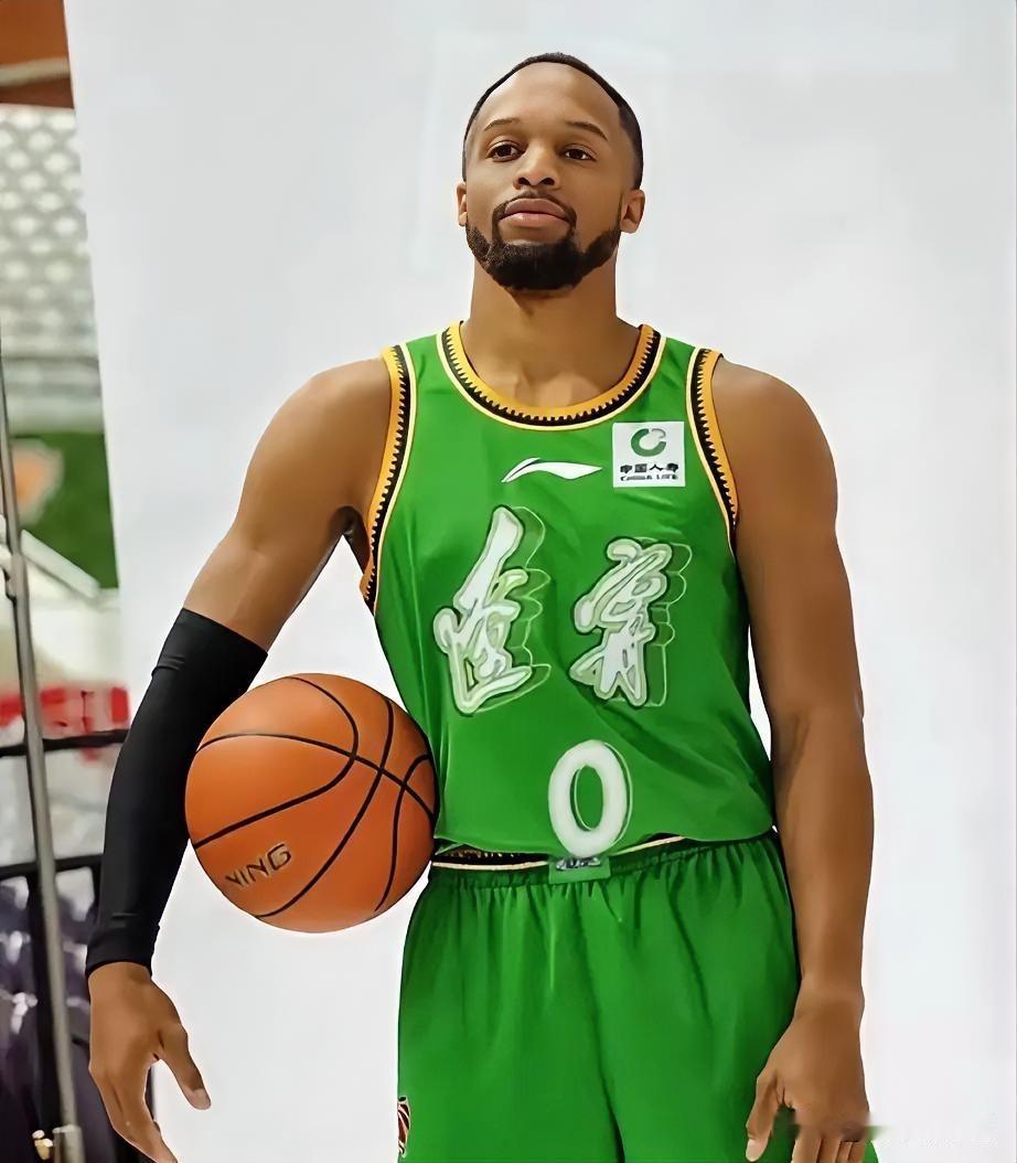 辽篮新的小外援杰隆布朗有一个弗格和威尔斯都不具备的优点，这也是杨鸣选择他的主要原